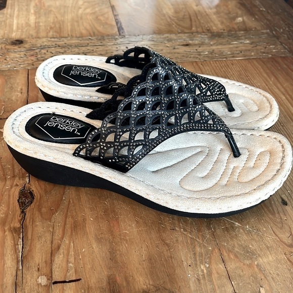 New Berkley Jensen Black Thong Wedge Slip On Sandal Chainmail Sparkle 7 - Picture 1 of 13